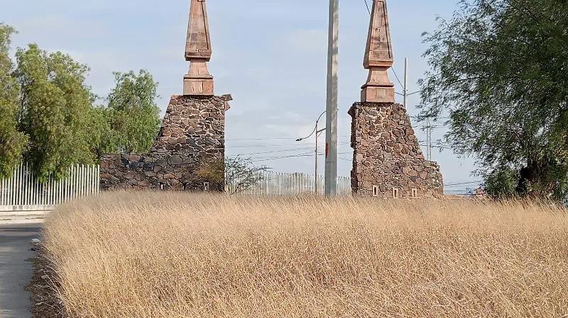 En abandono, los pilones de cantera que marcaban la entrada al Camino Real de Tierra Adentro